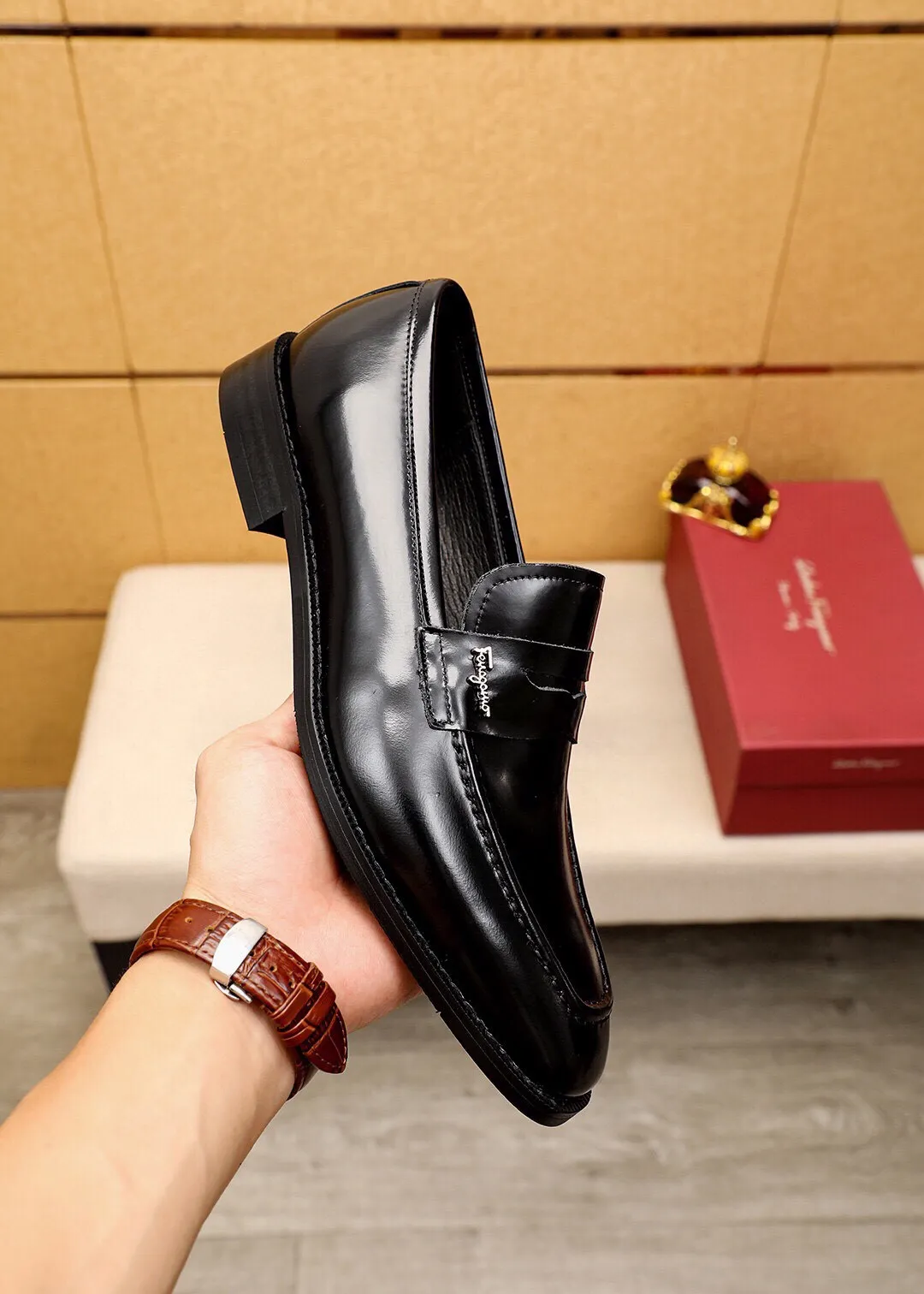Men's shoes 💰400 💐 Product trademark: Ferragamo "Ferragamo" casual leather shoes Regular size: 39-44 (38.45.46🉑️Customized) Product materials: Selected imported open-edge beaded calfskin upper + classic hardware buckle, imported pig leather lining. Strong three-dimensional visual effect, non-slip and wear-resistant combination outsole Color: 1⃣️color optional